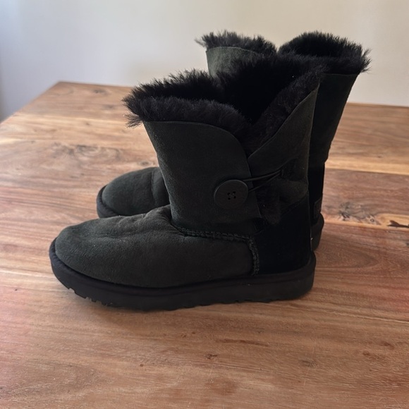 UGG | Bailey Button II | Black | size 6 - Picture 2 of 9